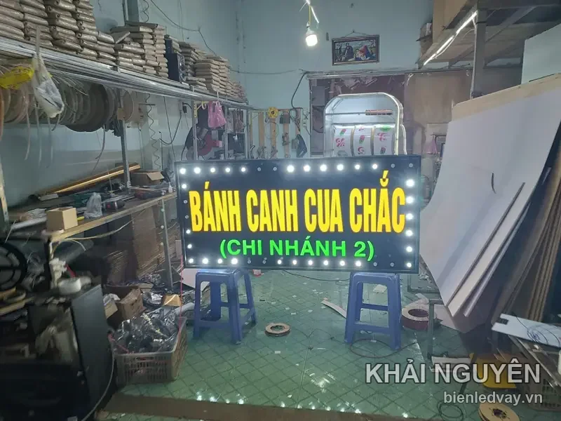 Biển Bánh Canh Cua Chắc chi nhánh 2 nền đen chữ vàng