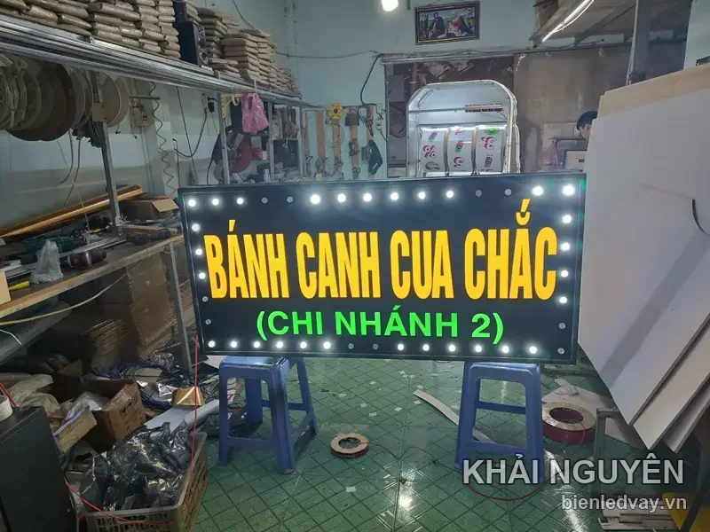 Bánh Canh Cua Chắc chi nhánh 2 - biển vẫy LED khổ dài chữ vàng