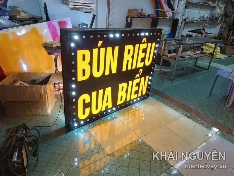 Biển vẫy LED chữ BÚN RIÊU CUA BIỂN vàng trên nền đen