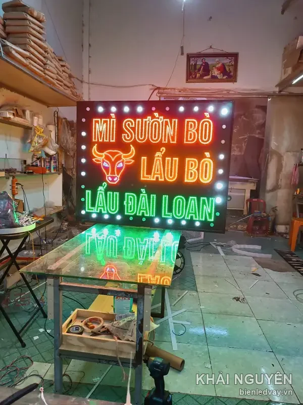 Biển vẫy MÌ SƯỜN BÒ - LẨU BÒ - LẨU ĐÀI LOAN sáng đèn phía sau bàn kính