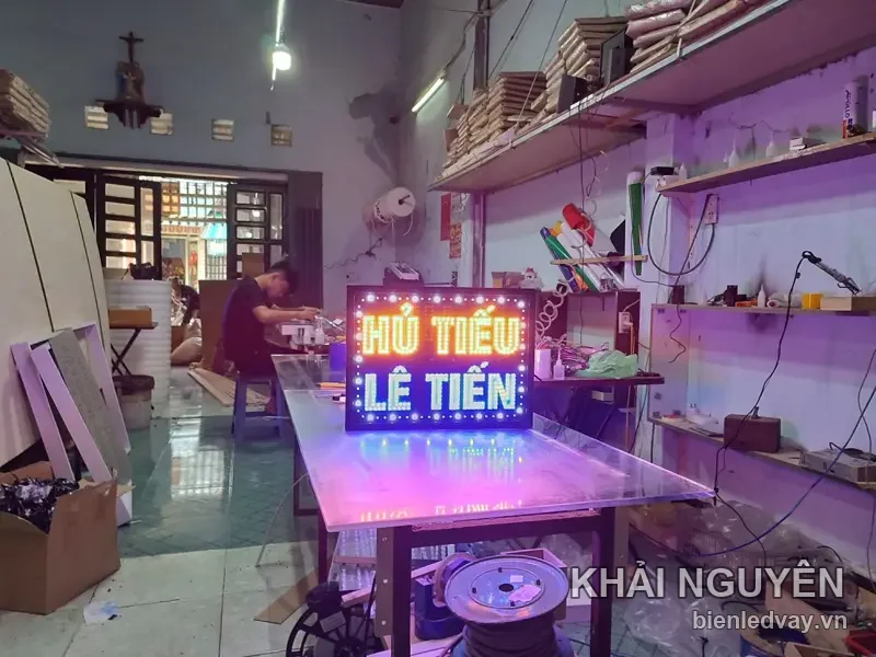 Biển vẫy HỦ TIẾU cam và LÊ TIẾN trắng xanh