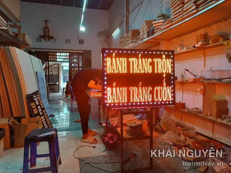 Biển vẫy LED nền đen hai dòng chữ BÁNH TRÁNG TRỘN và BÁNH TRÁNG CUỐN màu cam