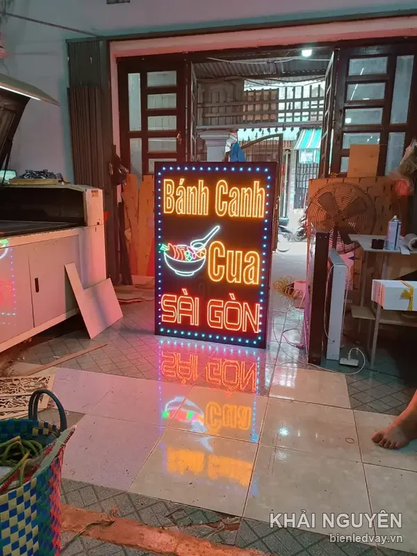 Biển vẫy LED Bánh Canh Cua Sài Gòn dáng đứng