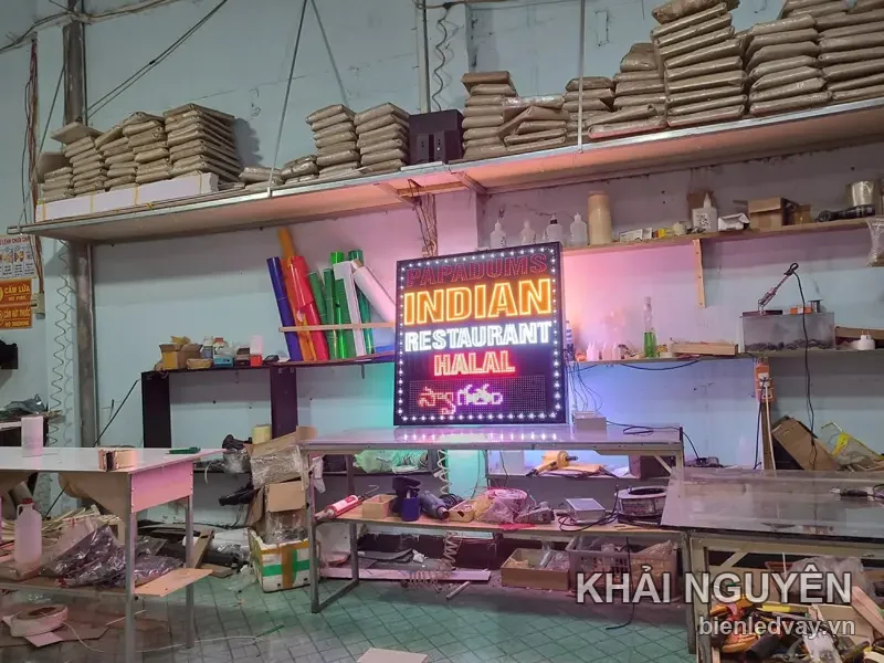 Biển vẫy Papadums Indian Restaurant Halal chạy thử tại xưởng
