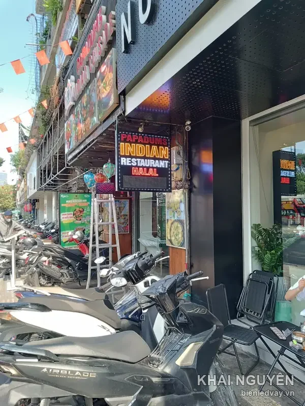 Biển vẫy LED Papadums Indian Restaurant Halal nhìn từ vỉa hè