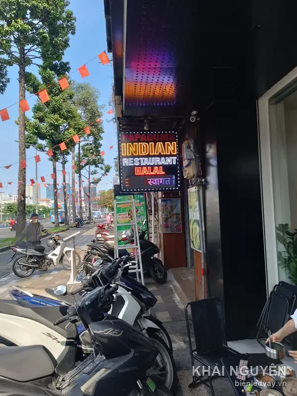 Biển vẫy Papadums Indian Restaurant Halal treo trước cửa tiệm