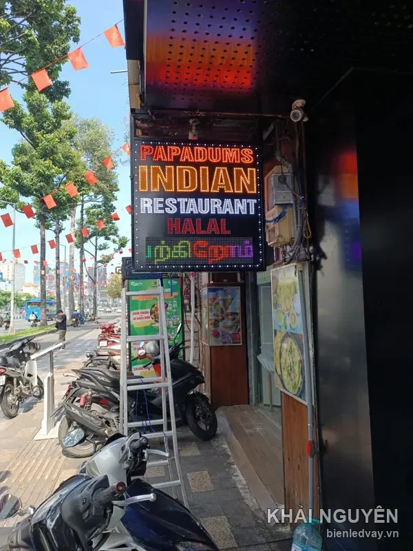 Biển vẫy LED Papadums Indian Restaurant Halal treo trước cửa quán