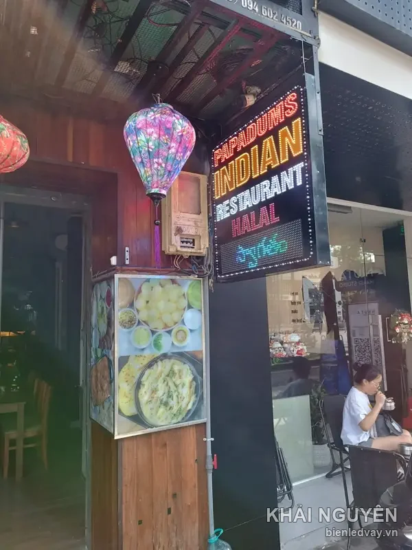 Biển vẫy LED Papadums Indian Restaurant Halal treo trước cửa quán