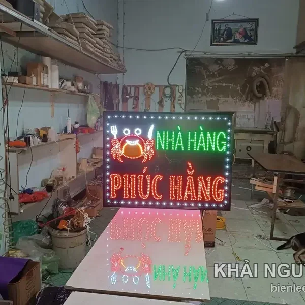 Biển vẫy LED Say Camp Forest chữ đỏ cam, số điện thoại xanh dương, mũi tên xanh lá chỉ bãi đậu xe máy