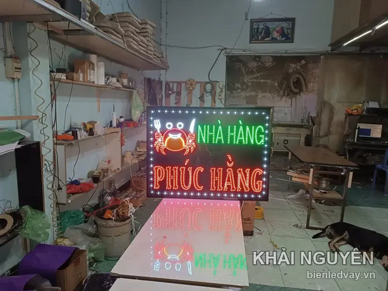 Biển vẫy LED Say Camp Forest chữ đỏ cam, số điện thoại xanh dương, mũi tên xanh lá chỉ bãi đậu xe máy