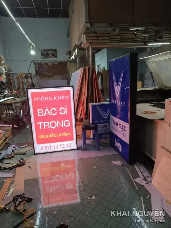 Hộp đèn phòng khám Bác Sĩ Trọng nền trắng viền đỏ, chữ đỏ, dòng Sức khỏe là vàng và số liên hệ trên biển