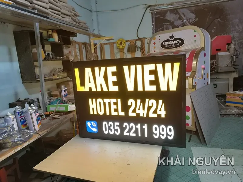 Hộp đèn LAKE VIEW HOTEL 24/24 nền đen chữ trắng vàng, kèm số liên hệ trên biển, hoàn thiện tại xưởng