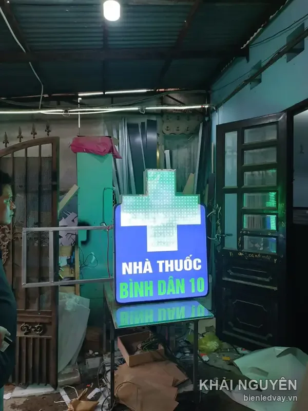 Hộp đèn nhà thuốc dáng chữ thập nền xanh dương, chữ NHÀ THUỐC trắng và BÌNH DÂN 10 xanh lá, đứng chân sắt