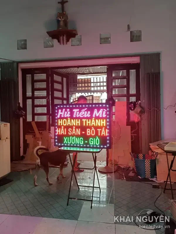 Biển vẫy LED quán phở do Khải Nguyên thi công