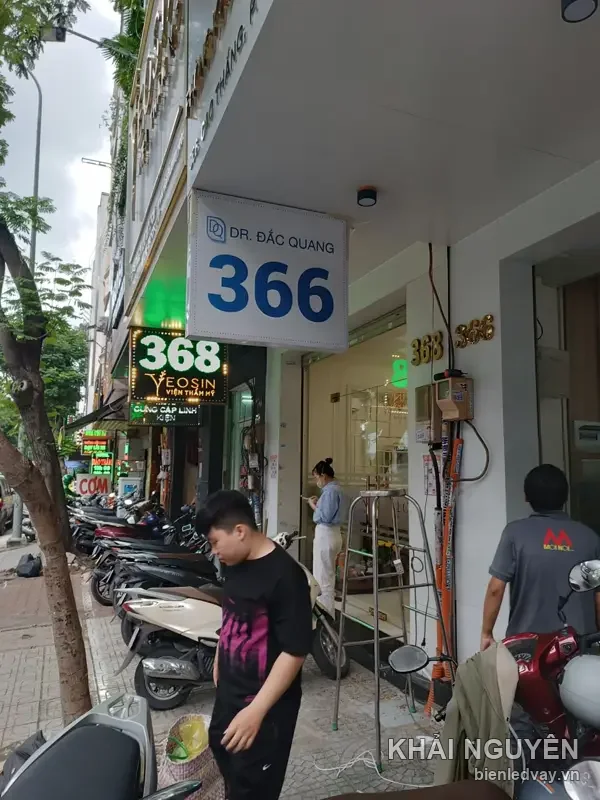 Hộp đèn số nhà 366 của Dr. Đắc Quang: nền trắng, số xanh dương cỡ lớn, treo trước mặt tiền viện thẩm mỹ