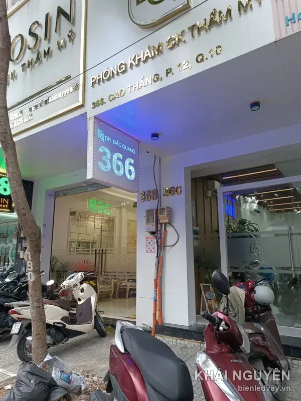 Hộp đèn số 366 của Dr. Đắc Quang gắn trên mặt tiền phòng khám phẫu thuật thẩm mỹ đường Cao Thắng