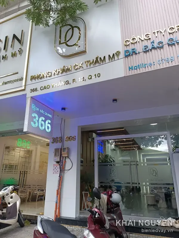 Mặt tiền phòng khám thẩm mỹ Dr. Đắc Quang với logo DQ, chữ nổi mạ vàng và hộp đèn số 366 Cao Thắng