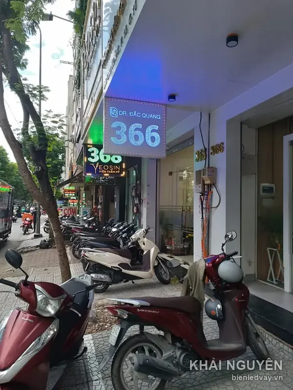 Hộp đèn DR. ĐẮC QUANG số 366 nền trắng chữ xanh, treo vuông góc mặt tiền viện thẩm mỹ ngoài phố