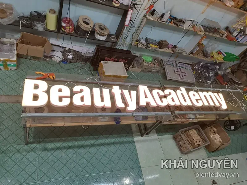 Chữ nổi mica trắng Beauty Academy gắn đèn LED bên trong, đang lắp trên khung sắt tại xưởng Khải Nguyên