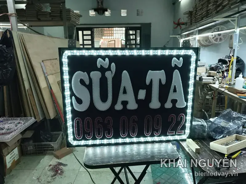 Biển vẫy LED chữ Sữa - Tã, chữ chính tắt và viền sáng