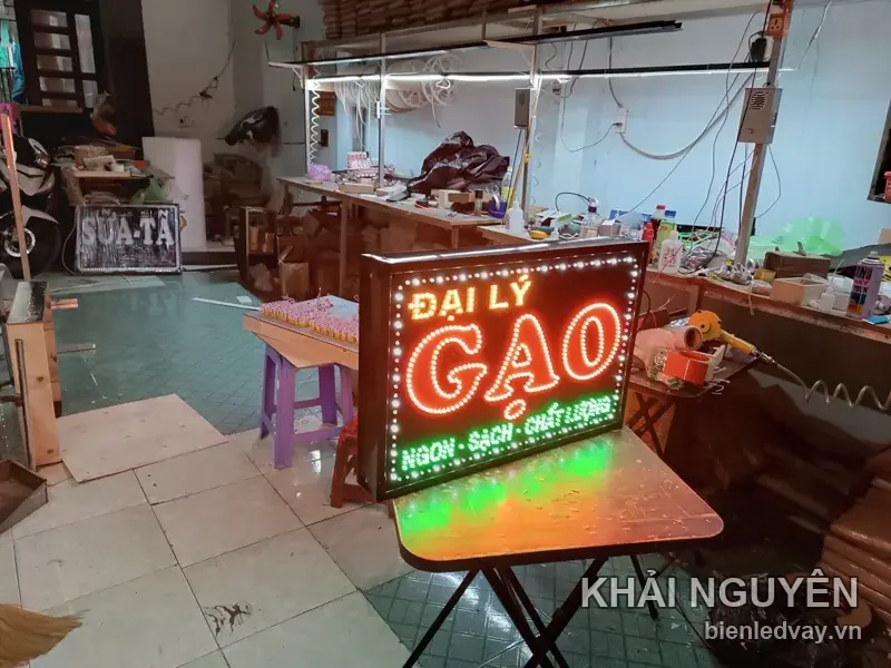 Biển vẫy LED cửa hàng tạp hóa - Đại Lý Gạo do Khải Nguyên thi công