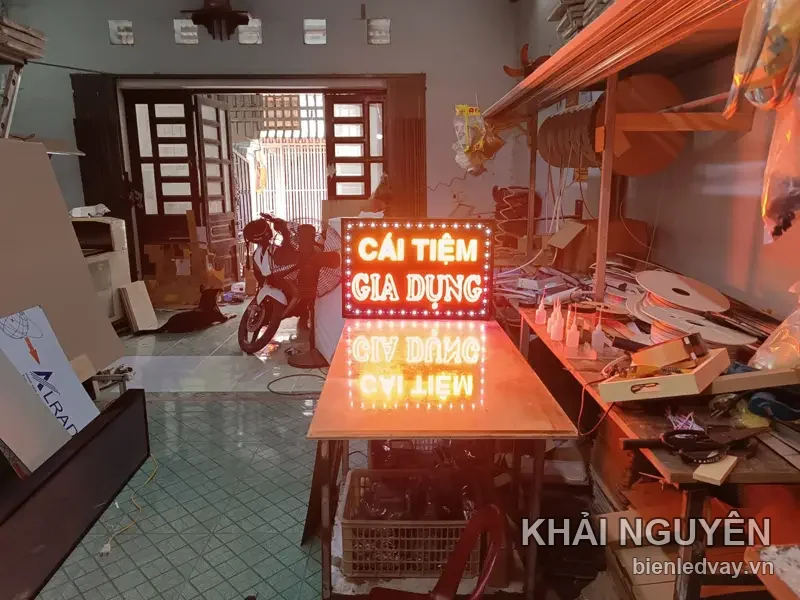 Biển vẫy LED cửa hàng tạp hóa - Cái Tiệm Gia Dụng do Khải Nguyên thi công