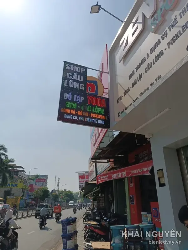Hộp đèn dọc Shop Cầu Lông - Đồ Tập Yoga treo vuông góc mặt tiền Zen Sport trên đường Nguyễn Oanh, Gò Vấp