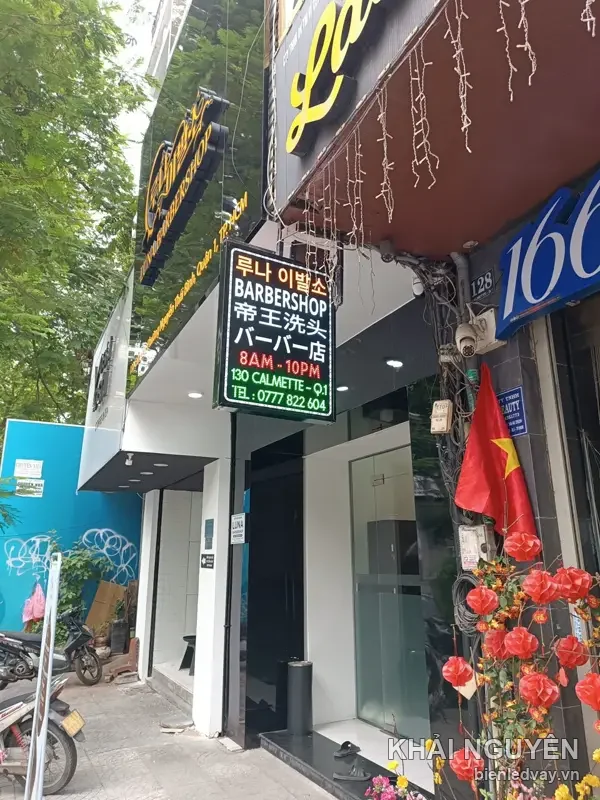 Biển LED chữ nhật treo trước cửa LUNA BARBERSHOP, chữ đa ngữ Hàn - Trung - Nhật, giờ mở 8AM-10PM, 130 Calmette Q.1