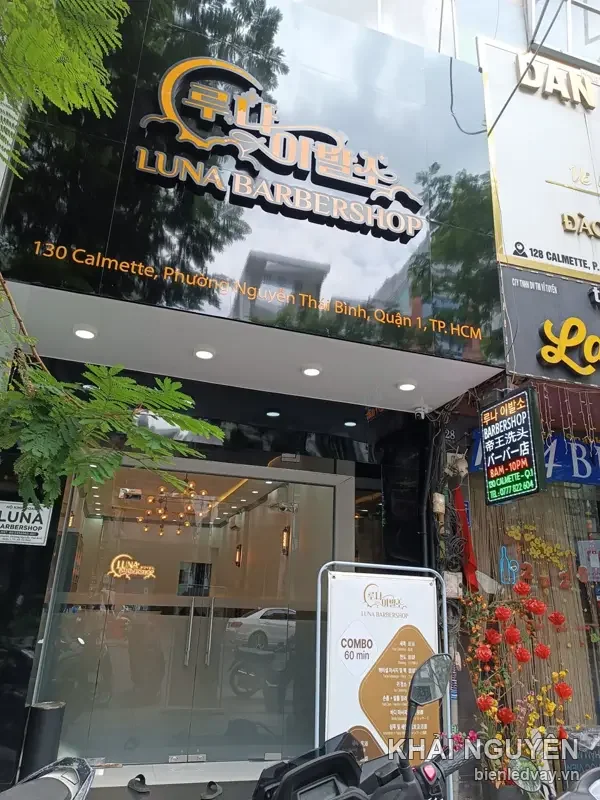 Mặt tiền Luna Barbershop ốp alu đen, chữ nổi mạ vàng kèm chữ Hàn, địa chỉ 130 Calmette Quận 1 màu vàng
