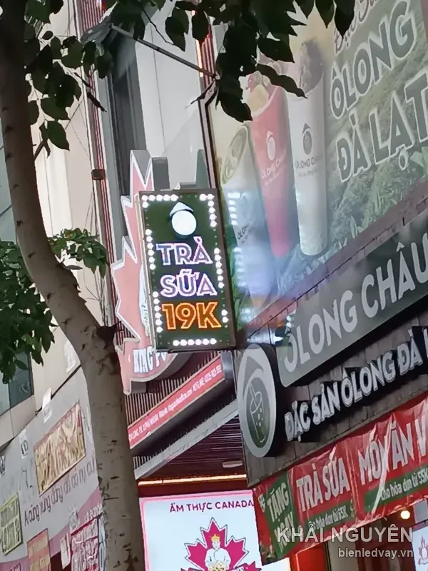 Biển vẫy LED chữ TRÀ SỮA 19K, gắn vuông góc mặt tiền cửa hàng Ô Long Đài Loan