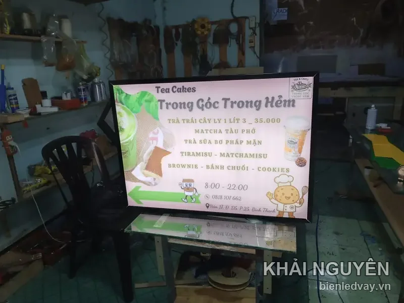 Hộp đèn menu Tea Cakes Trong Góc Trong Hẻm, nền sáng, chụp tại xưởng