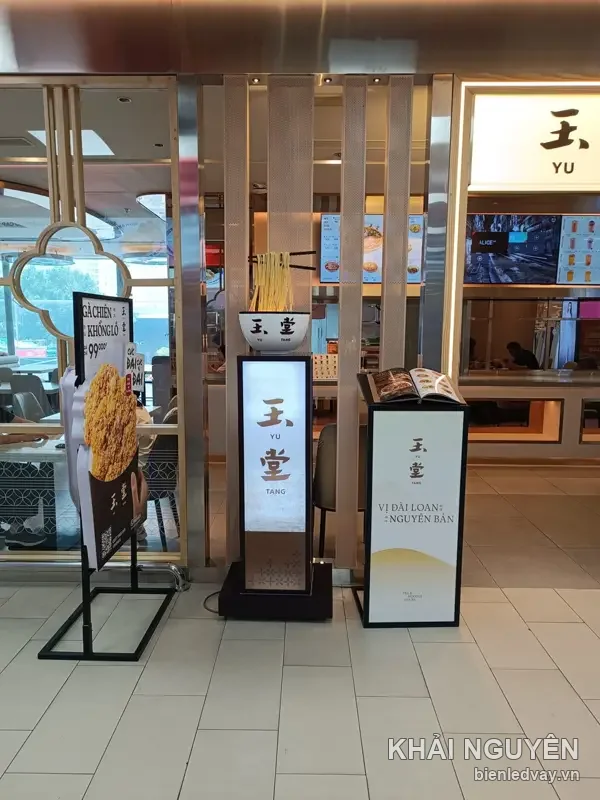 Hai hộp đèn đứng YU TANG với mặt sáng màu trắng và vàng