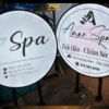 Biển vẫy tròn cho spa thử tại xưởng Hai mẫu biển vẫy tròn cho spa được thử tại xưởng