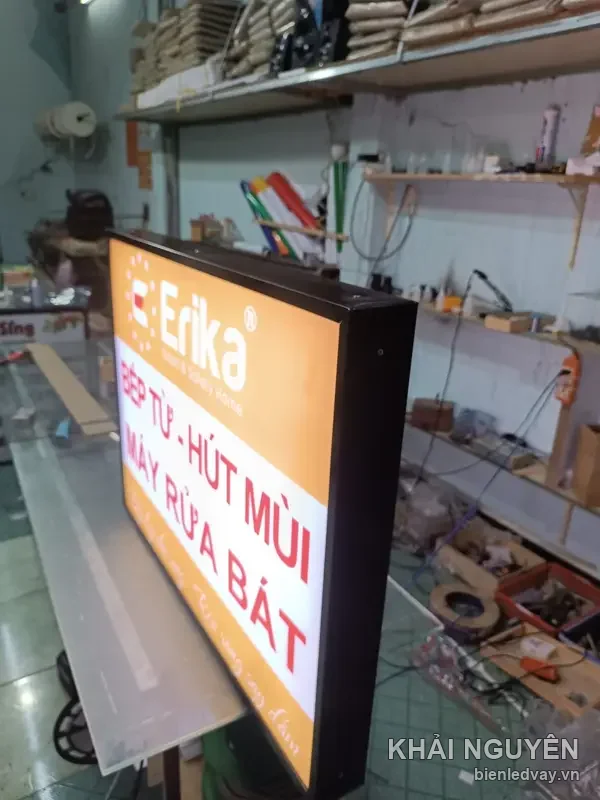 Hộp đèn Erika bếp từ, hút mùi, máy rửa bát, mặt cam trắng chữ đỏ, khung nhôm nâu, chụp nghiêng thấy rõ độ dày hộp