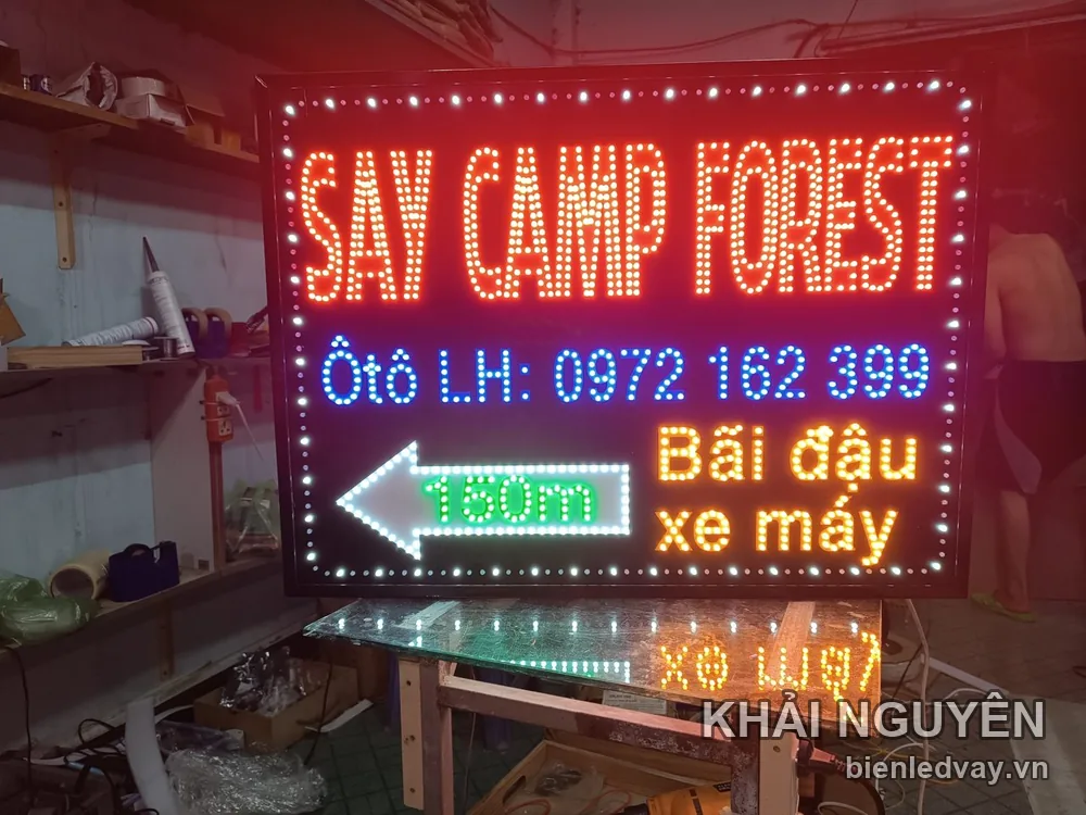 Biển LED chữ Say Camp Forest màu đỏ cam với mũi tên trắng