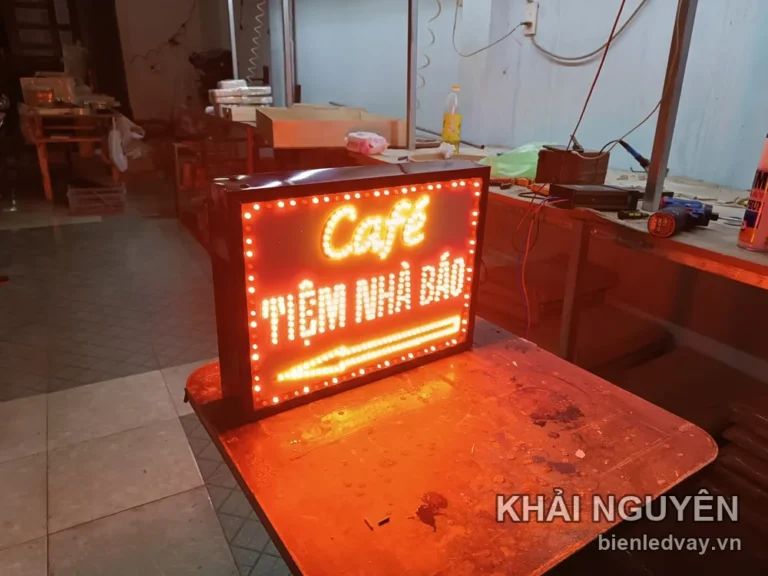 Biển vẫy LED hai mặt tại Tiệm Nhà Bảo do Khải Nguyên thực hiện