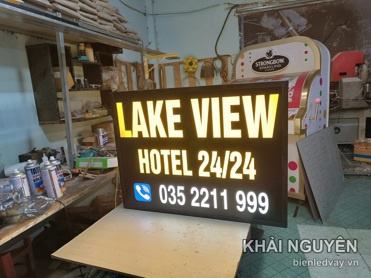Hộp đèn Lake View Hotel 24/24 nền đen chữ vàng sáng đều, kèm số điện thoại trắng, chụp trong xưởng