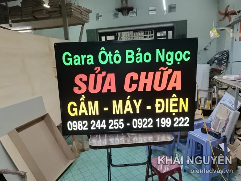 Hộp đèn mica Gara Ôtô Bảo Ngọc với bốn dòng chữ nhiều màu