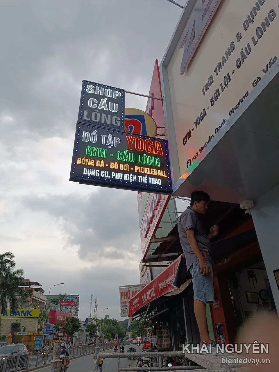 Biển vẫy LED shop cầu lông với biểu tượng ngành hàng