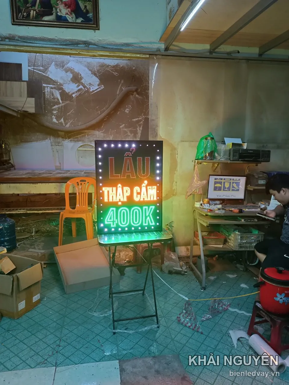 Biển vẫy LED chữ Lẩu đỏ, Thập Cẩm cam, 400K xanh lá, dựng trên giá chân xếp tại xưởng