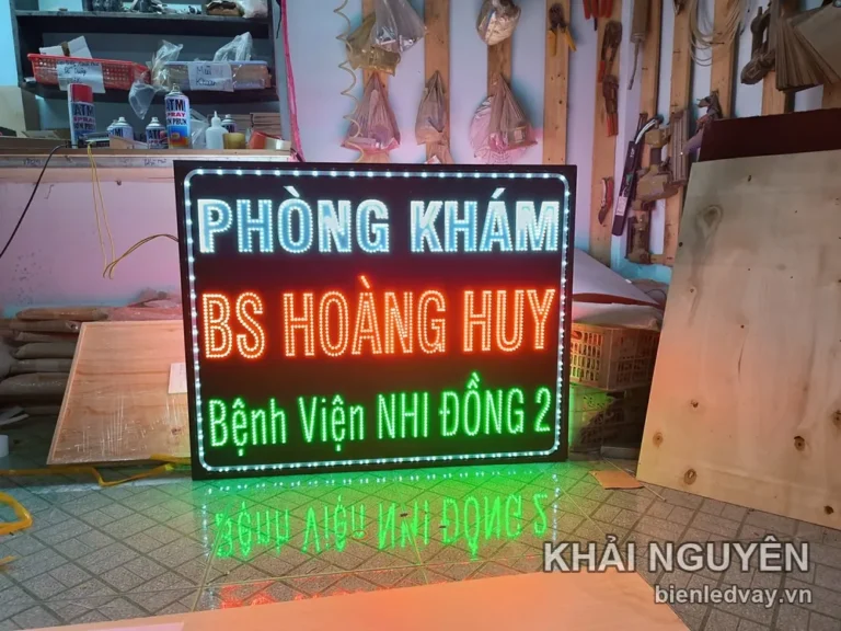 Biển vẫy LED ruồi Phòng khám BS Hoàng Huy với ba màu chữ
