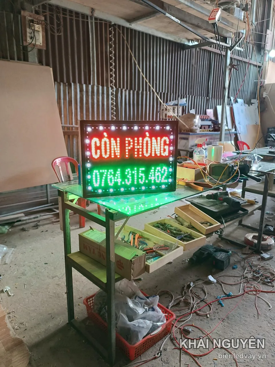 Biển vẫy nhà nghỉ khách sạn gắn ngoài mặt tiền