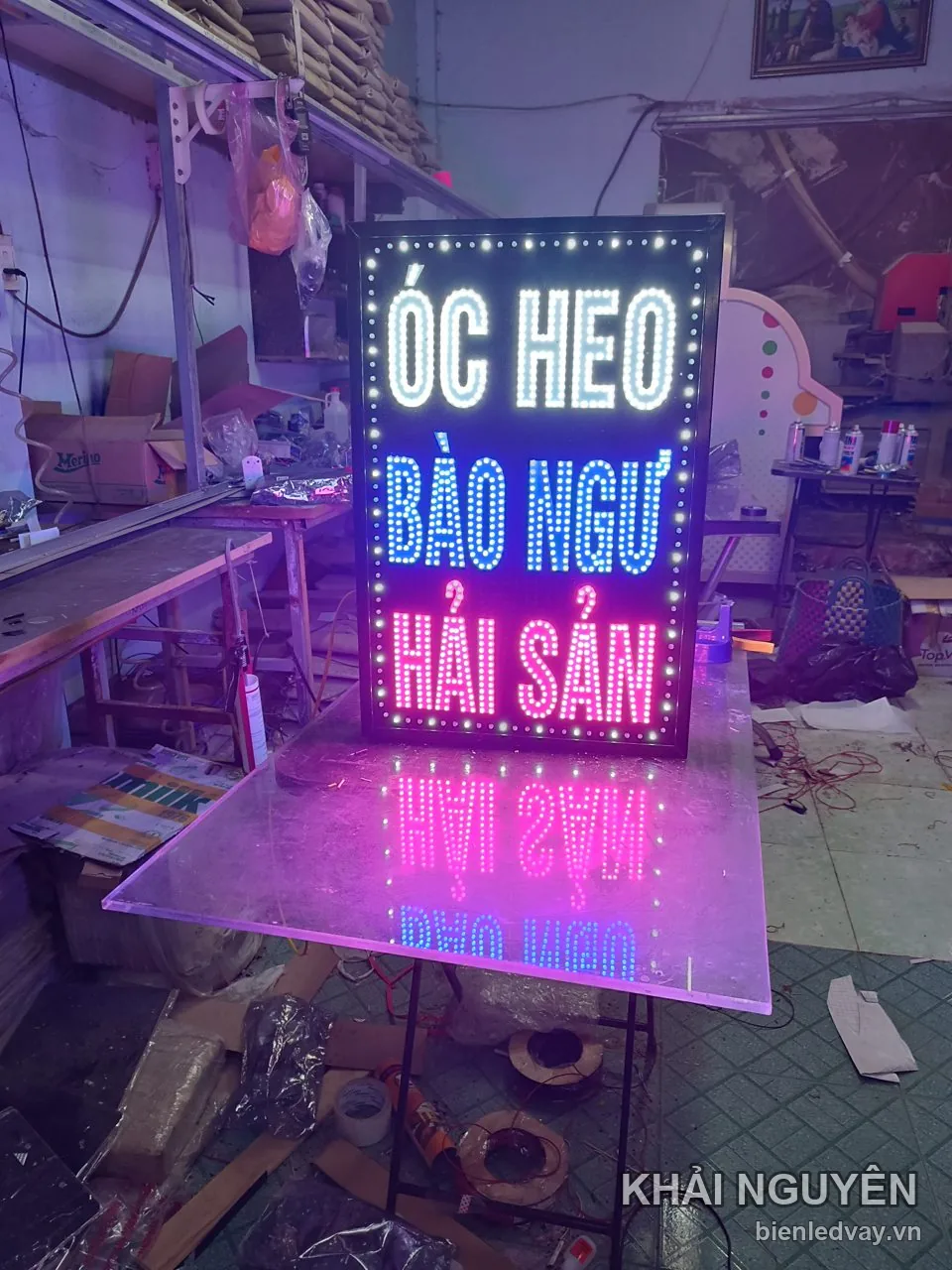 Biển vẫy LED chữ ÓC HEO trắng