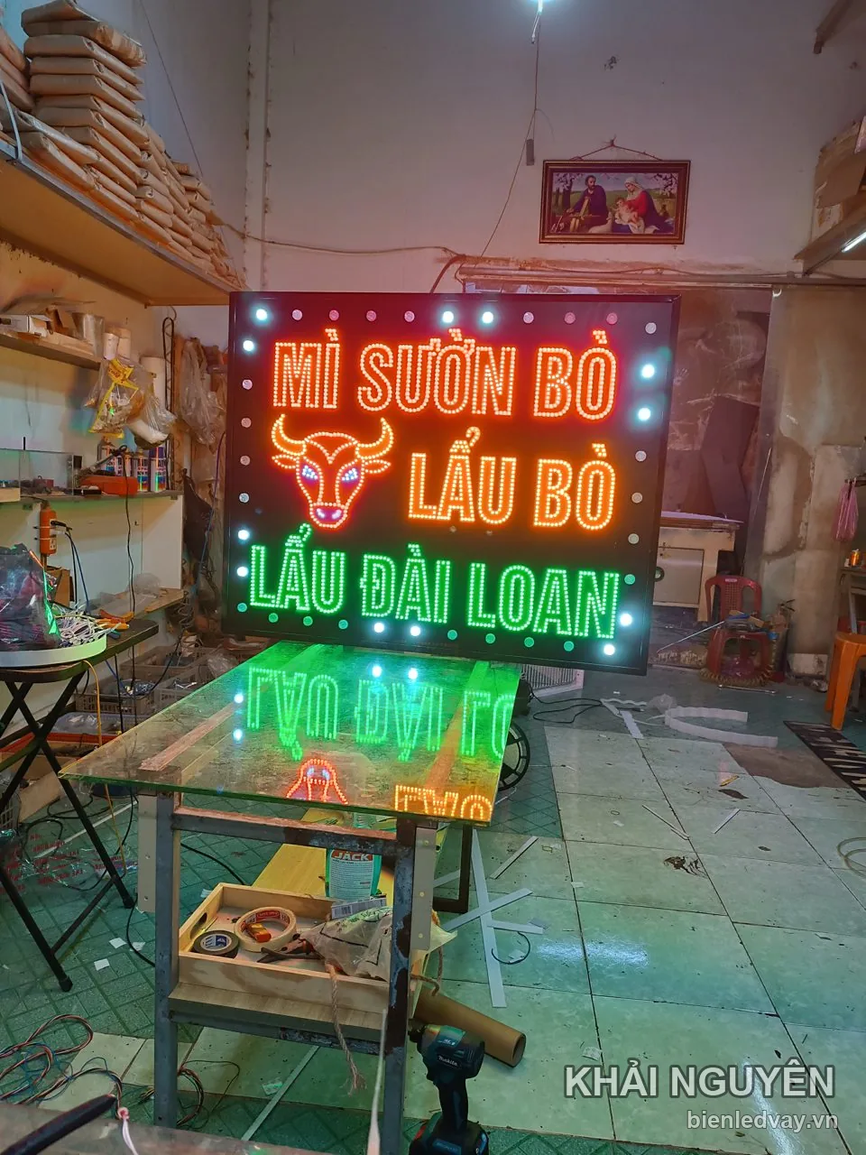 Biển vẫy LED chữ MÌ SƯỜN BÒ đỏ