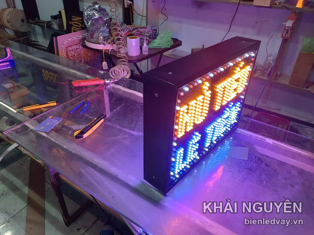Biển vẫy khung sắt đen chụp nghiêng