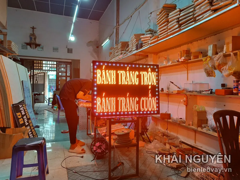 Biển vẫy BÁNH TRÁNG TRỘN và BÁNH TRÁNG CUỐN chữ cam nền đen