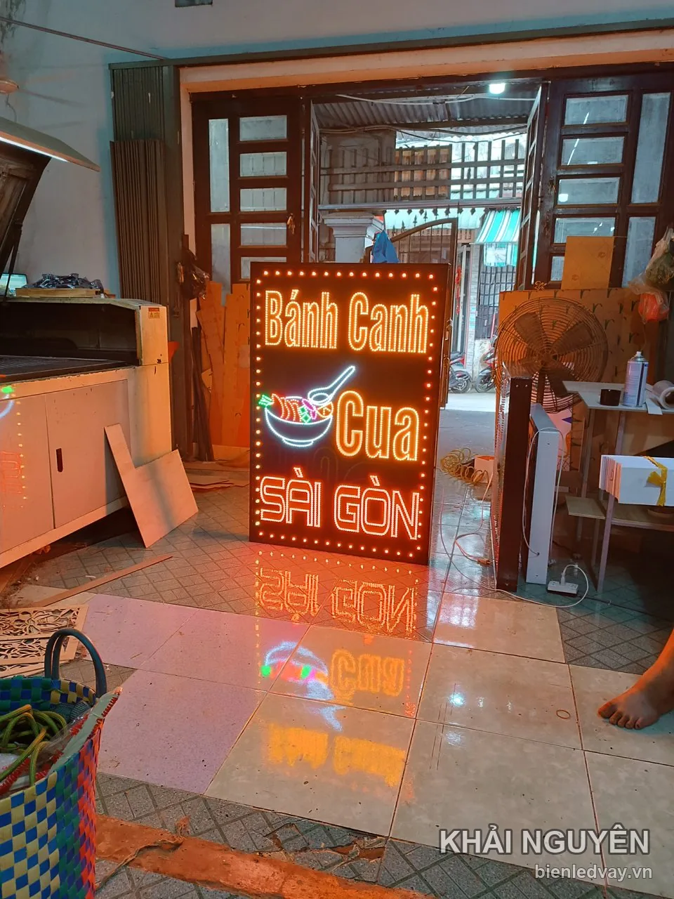 Biển vẫy LED đứng nền đen