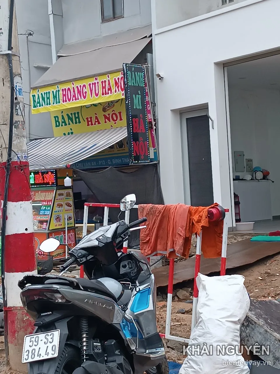 Biển vẫy dọc Bánh Mì Hà Nội viền LED bóng tròn treo trước tiệm Bánh Mì Hoàng Vũ Hà Nội trên đường Chu Văn An