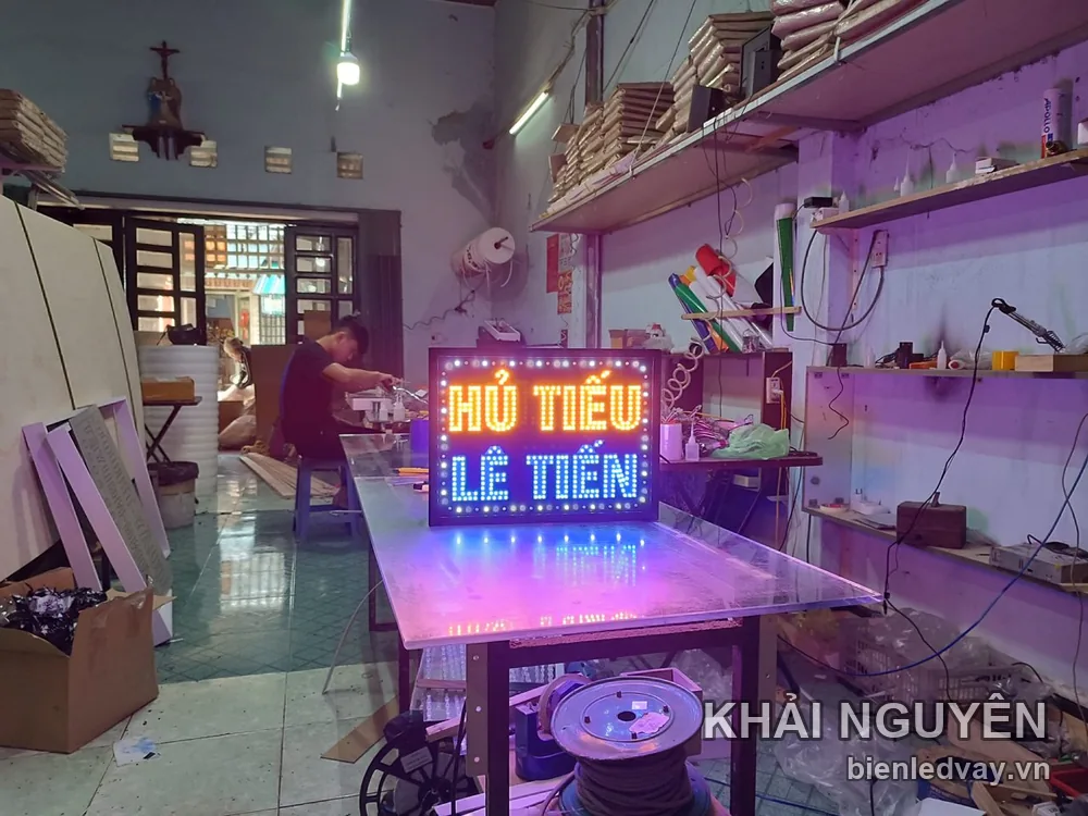 Biển vẫy Hủ Tiếu Lê Tiến chữ LED cam và xanh dương trên nền đen