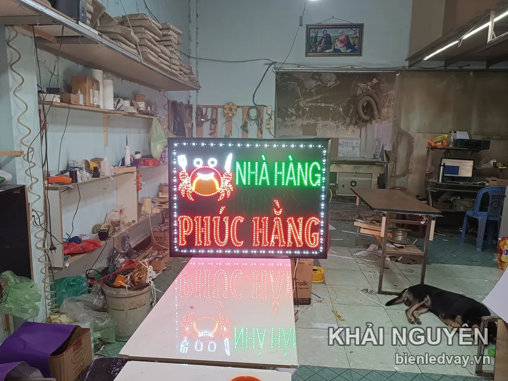 Biển vẫy LED NHÀ HÀNG PHÚC HẰNG chữ xanh lá và vàng cam
